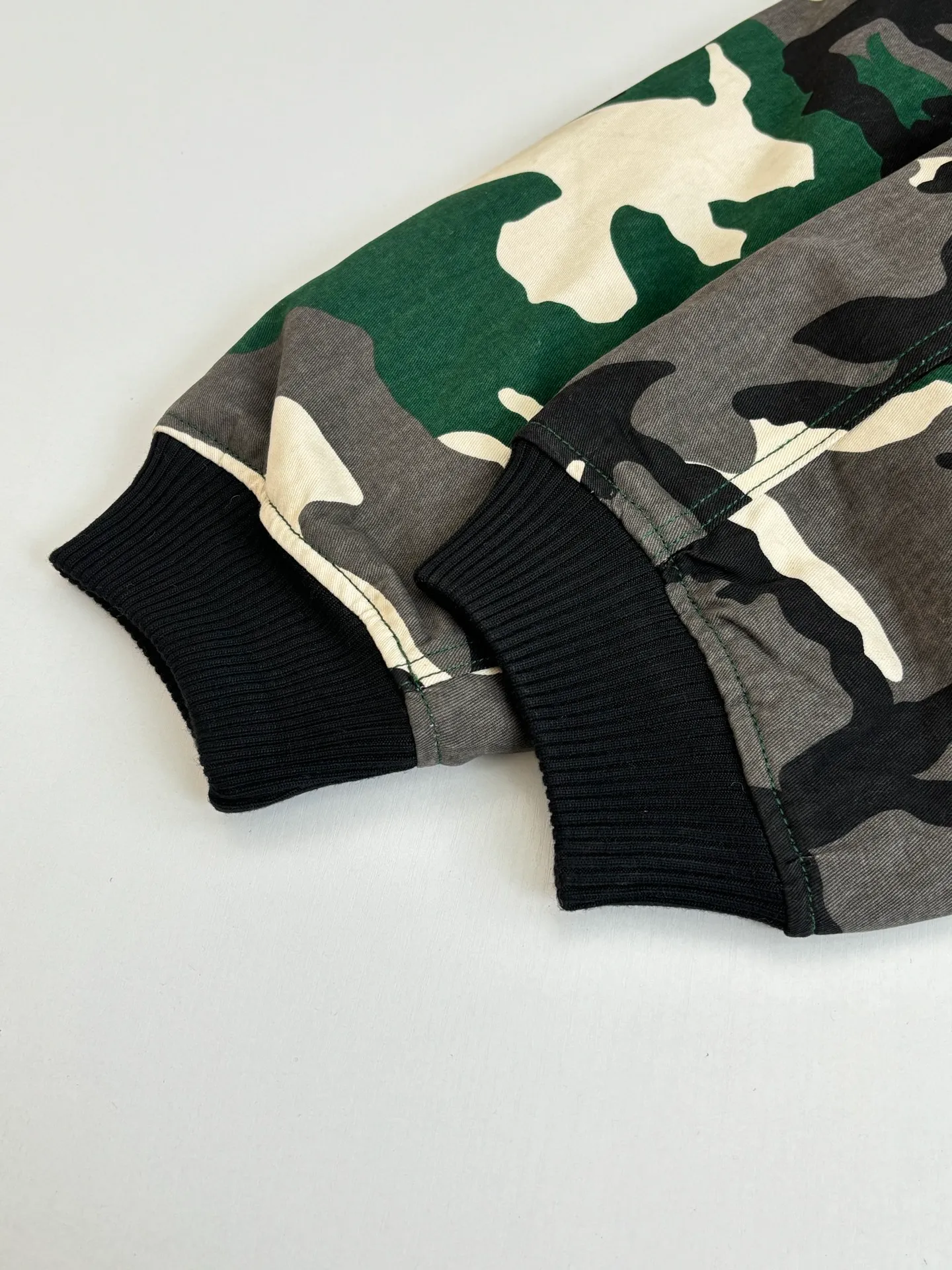 P1010 Chrome Heat*/CH Chrome Heat Camouflage Flight Jacket Cotton Jacket was purchased and developed by a Los Angeles agent for US$5,600. This model is made of custom-made military canvas fabric and is reproduced 1:1 according to the original model, with a piece of cloth printed camouflage pattern. The customization period for the chest sex pattern stamp is 20 days, the minimum order is 1800 pieces, and the color plate is matched. The hardware buckles are all made of electroplated 925 silver material, the weight is perfectly restored, and they are aged and oxidized to black. The back printing uses positioning screen glue printing, and the sleeve pockets are also positioned and opened by a template machine.  Size: M/L/XL/XXL